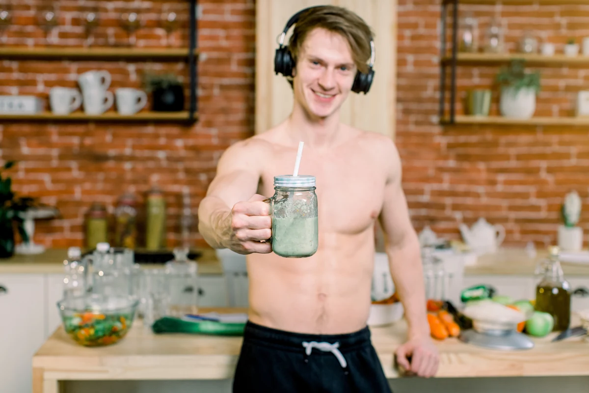 Un homme avec un Smoothie maison prise de poids et boisson post-entraînement