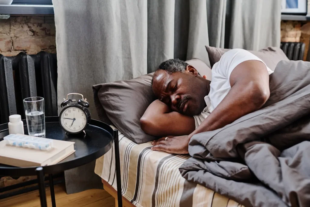 Un homme qui dort en trabnspirant