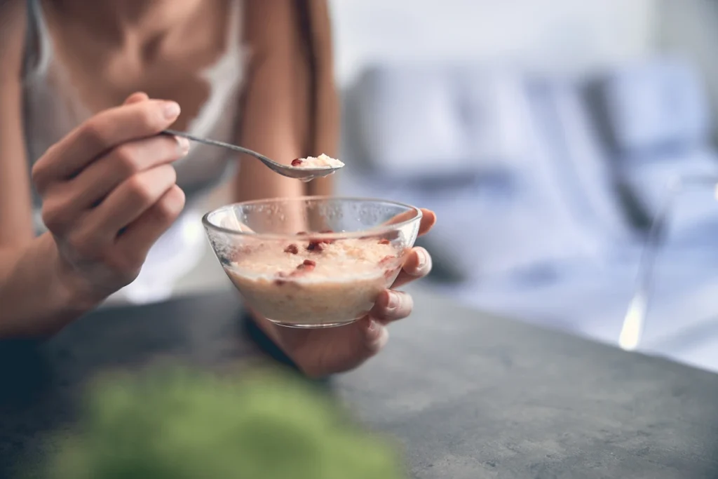 Une femme qui mange du Kefir