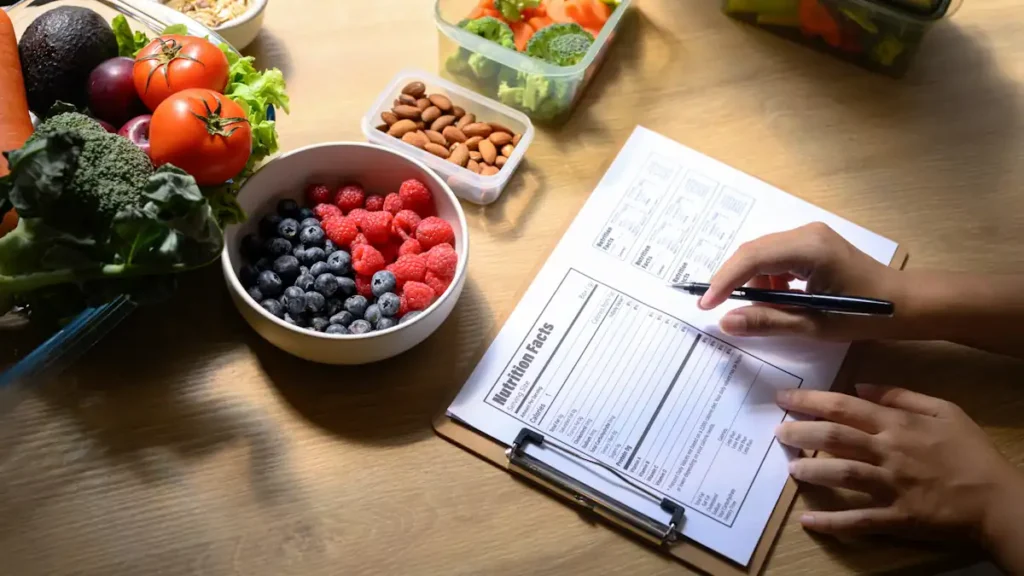 Une personne qui tient un journal pour gérer son diet et faire un déficit calorique efficace