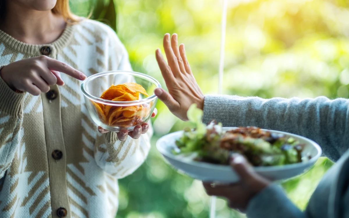 Une personne qui refuse un plat pour une salade