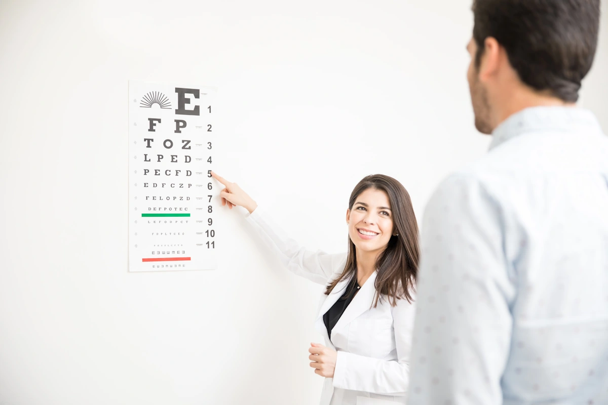 Un homme qui passe un examen de vue chez un opticien