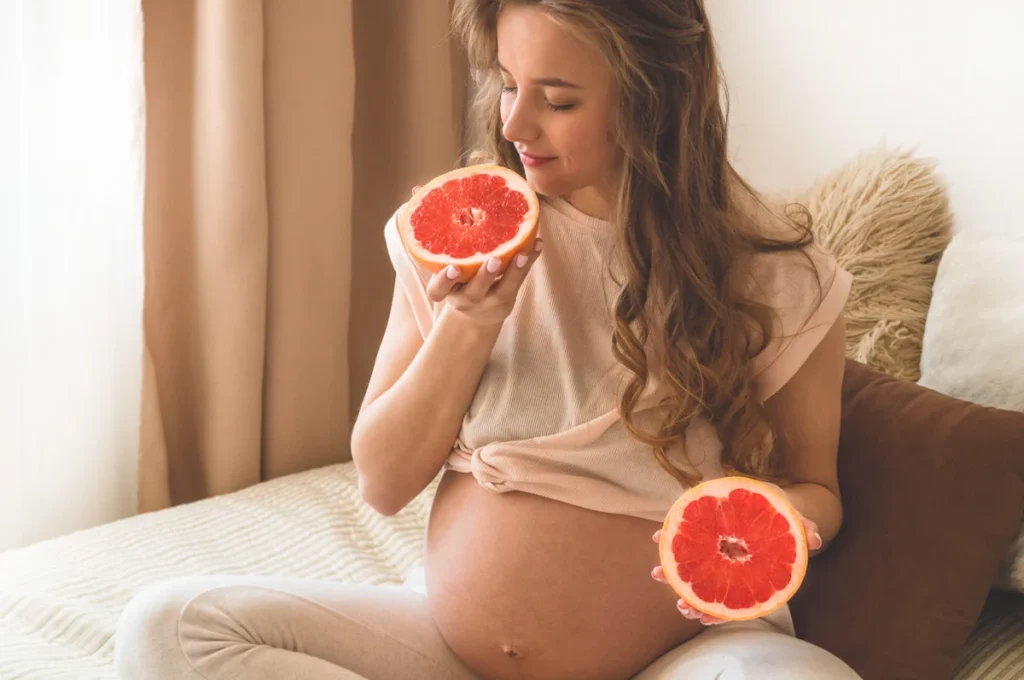 Une femme enceinte qui mange du pamplemousse