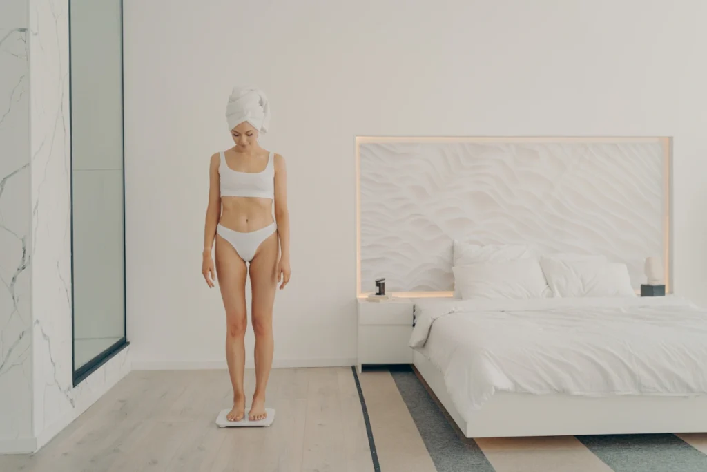 Une femme de 1m60 sur une balance