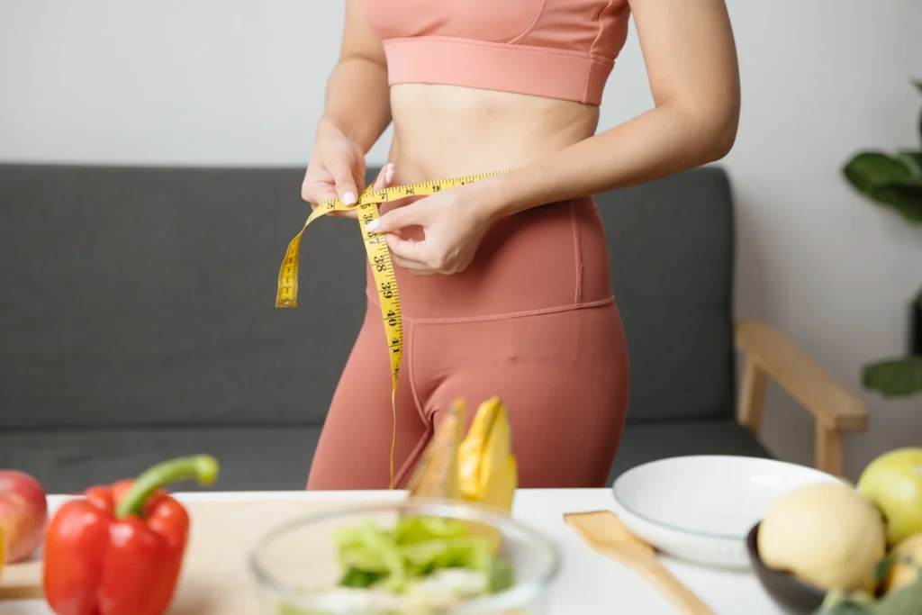 Une femme qui mesure son tour de taille
