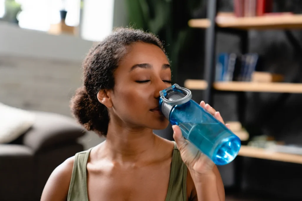 Une femme qui se réhydrate