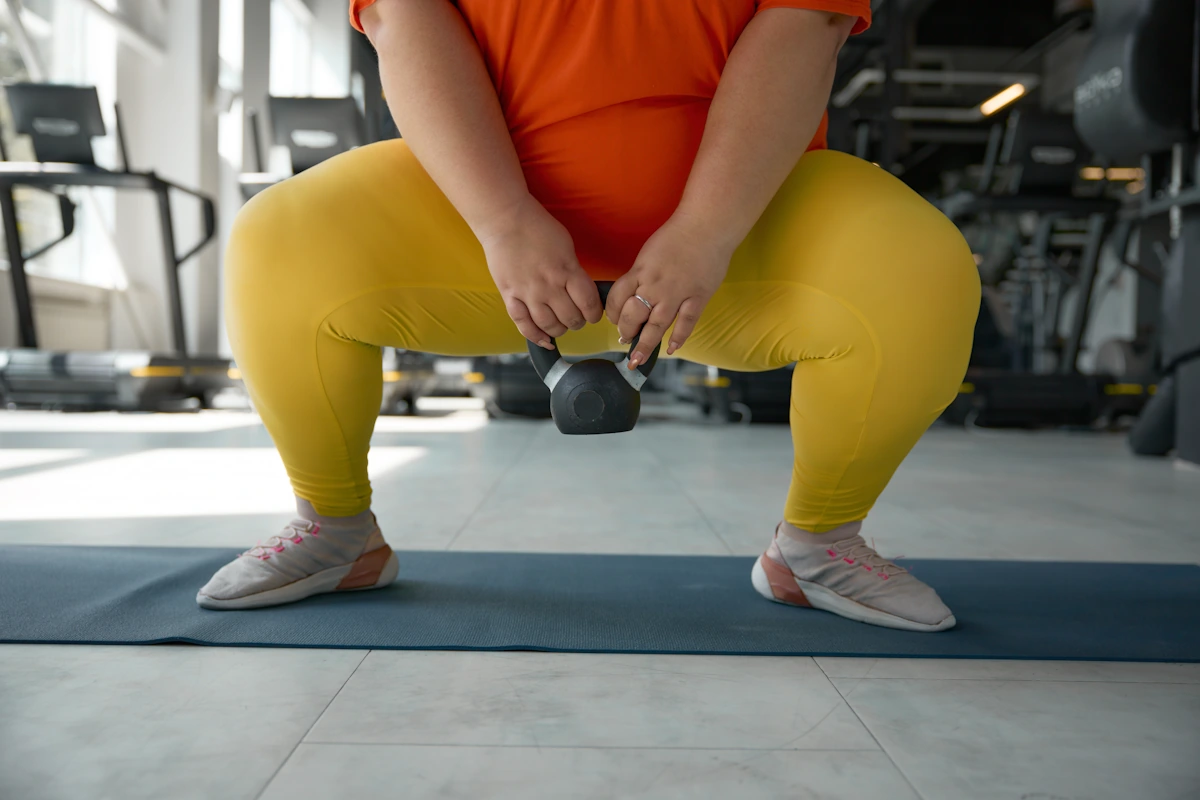 Une personne qui fait du sumo squat