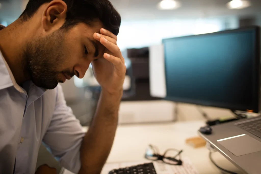 Un homme fatigué avec un cortisol élevé