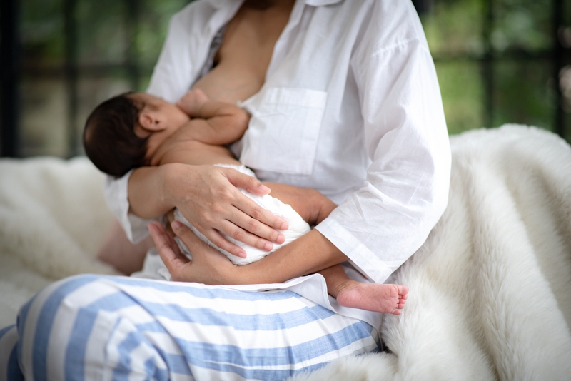 femme qui allaite son bébé