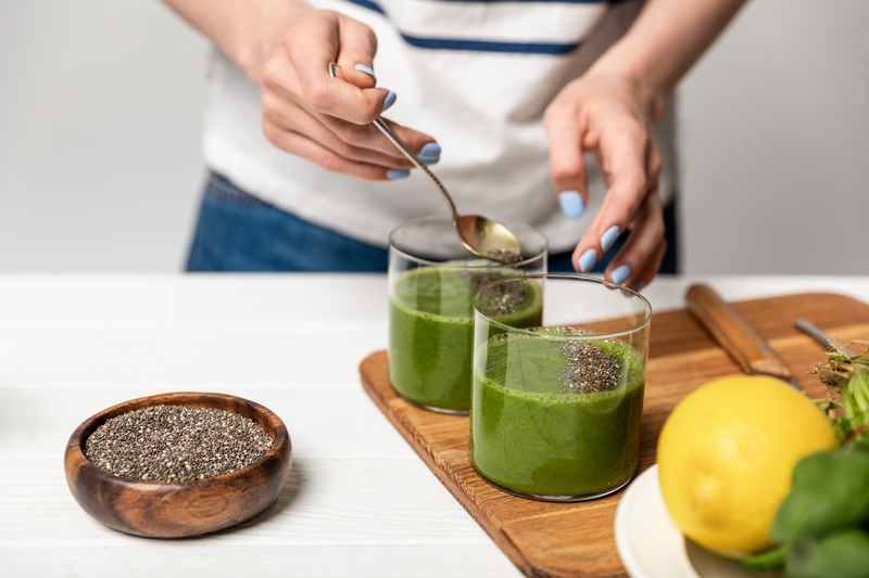 chia soupoudré dans de la purée de fruits de kiwi